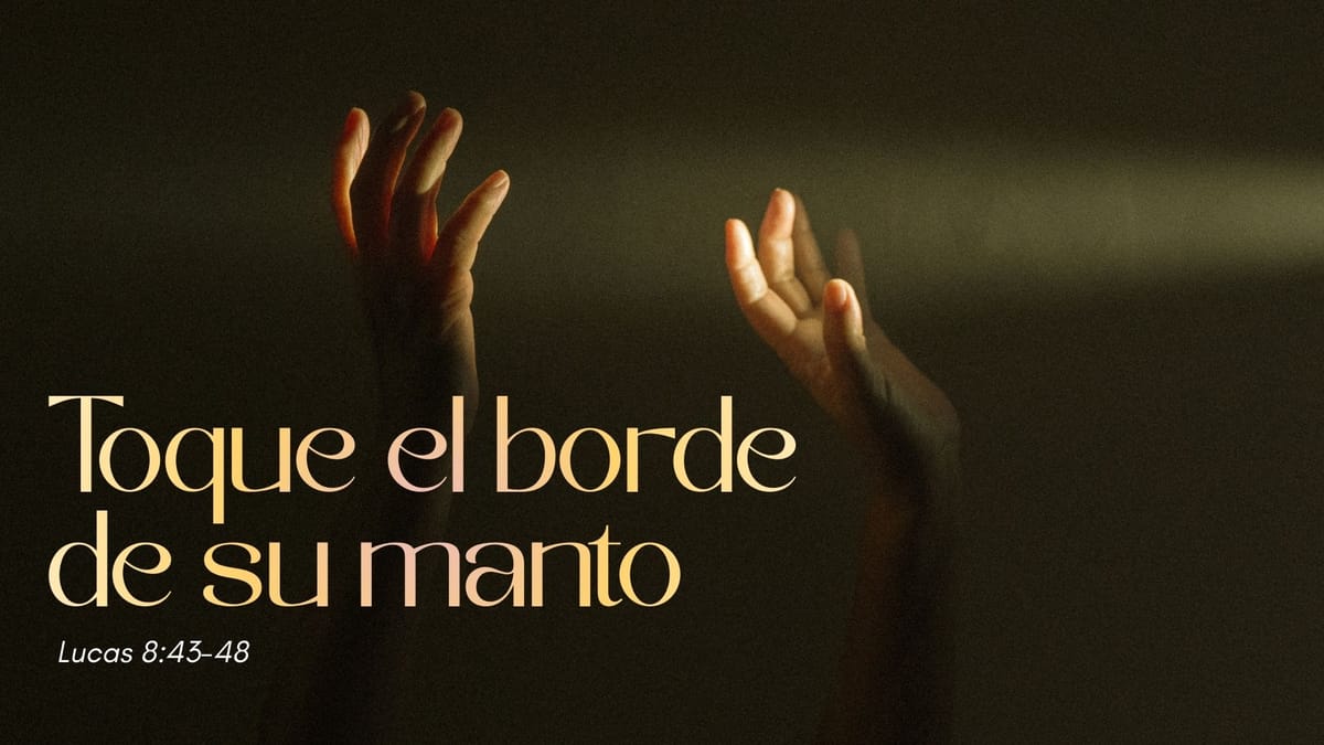 Toque el borde de su manto